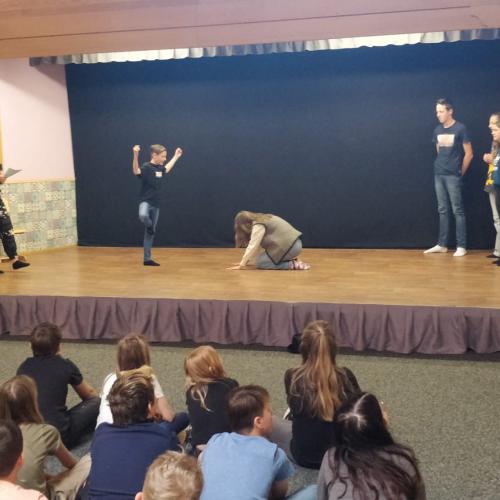 Gott spricht zu Mose aus dem brennenden Dornbusch.