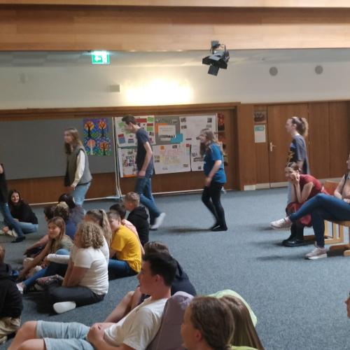 Begeisterte Zuschauer aus der 1c mit Lehrpersonen.